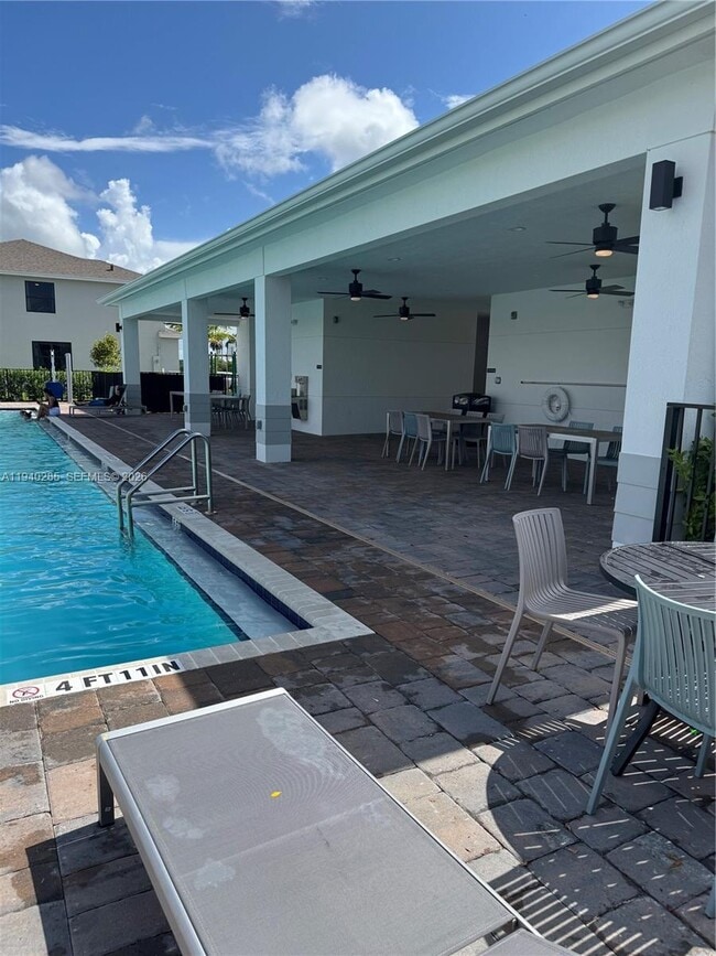 Building Photo - 466 NE 12th St