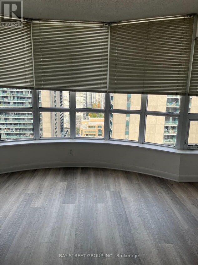 Photo principale - 33-2433 Sheppard Ave E