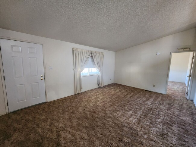 Building Photo - Well-Maintained 3BR/2BA