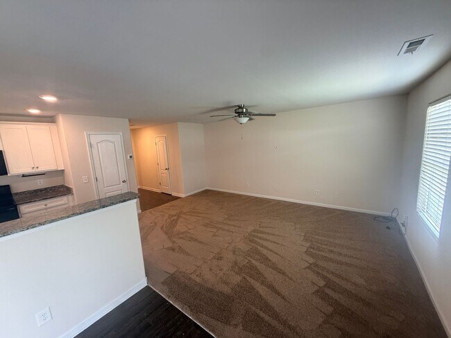 Building Photo - Beautiful townhome minutes from uptown