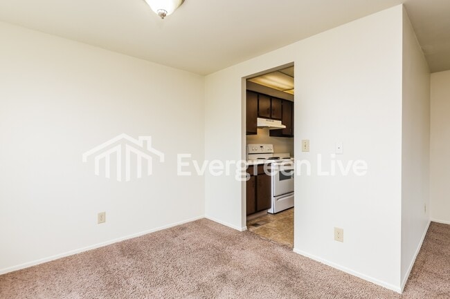 Building Photo - 5887 Troy Villa Blvd