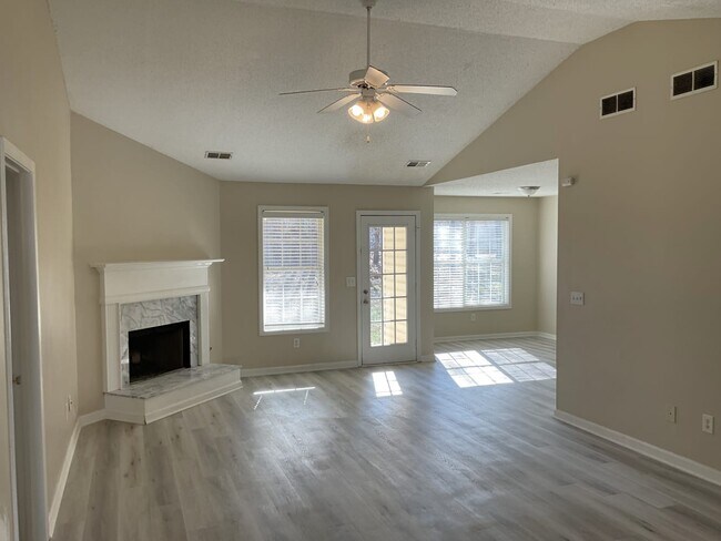 Building Photo - 304 Kellys Walk