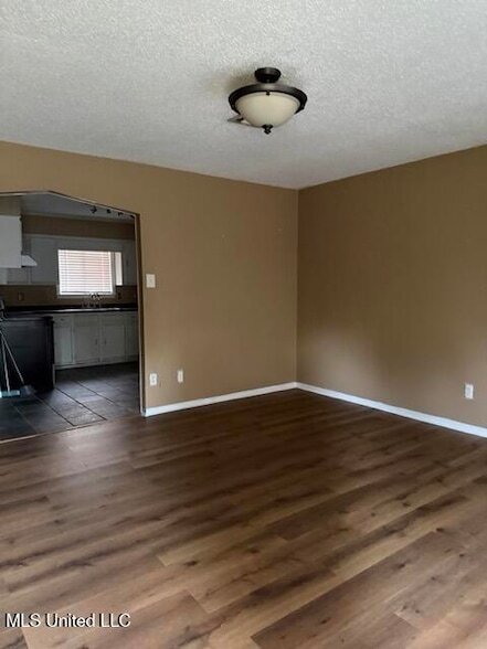 Building Photo - 320 Springdale Cir