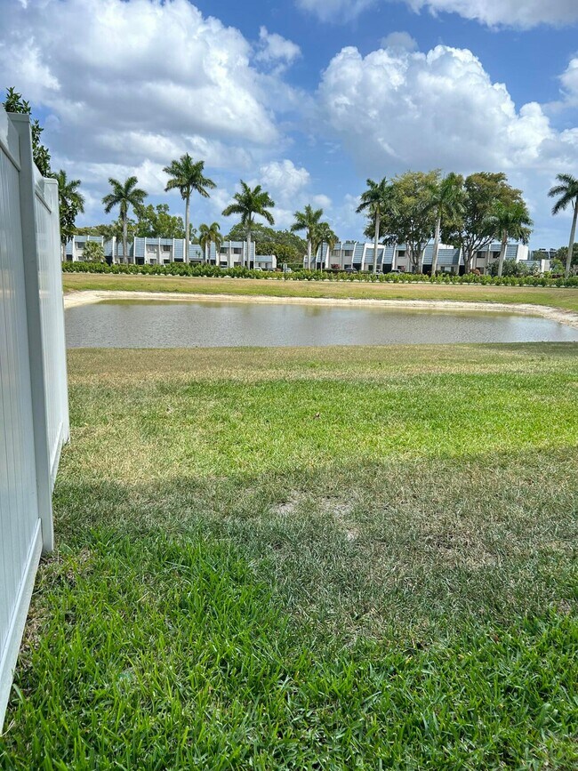 Foto del edificio - 4332 Pond Lily Ln