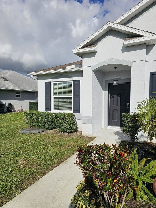 Building Photo - Charming 4/3 single family 3 car garage home