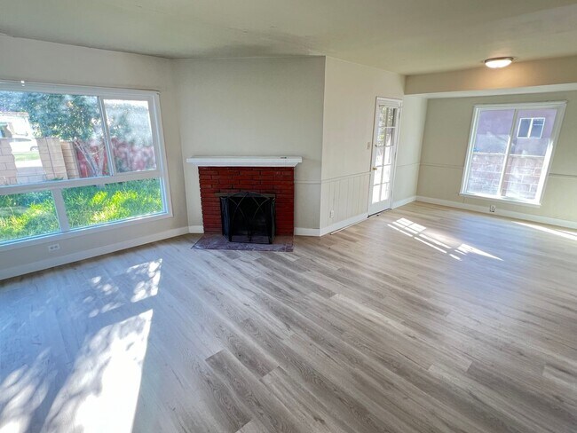 Building Photo - Nice 3 Bedroom, 1.5 Bathroom Single Family...