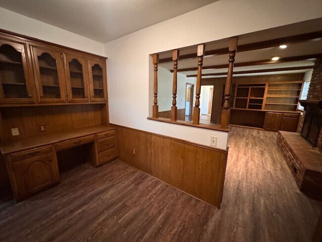 Foto del edificio - 2 living areas and a bonus room, new flooring and paint!  Call today for your personal tour 405-6...