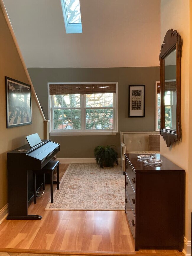 Roomy living area - 2021 21st St N