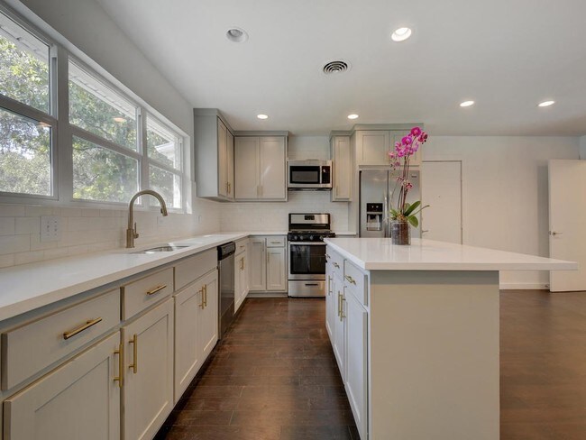 Building Photo - 1208 Fieldcrest Dr
