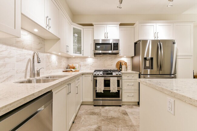 Photo du bâtiment - Spacious 2 Bedroom Home with Solarium in Desirable Forest Ridge South Surrey