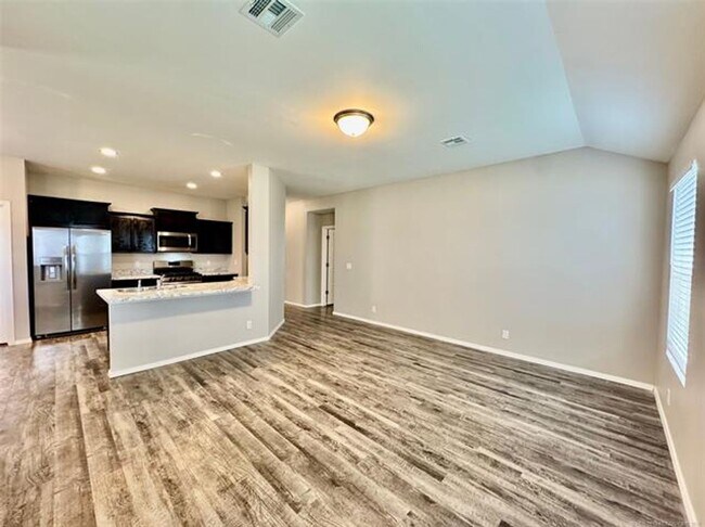 Foto del edificio - Newer build with Split Floor plan