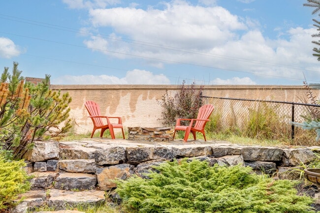 Building Photo - 354 Discovery Ridge Way SW