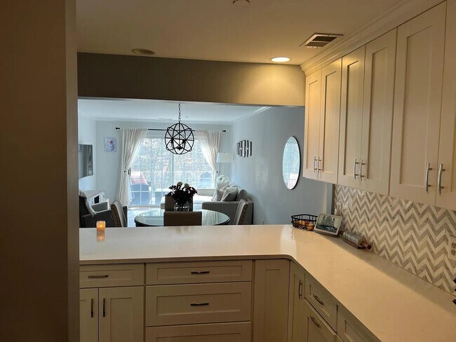 Building Photo - 253 Riveredge Dr