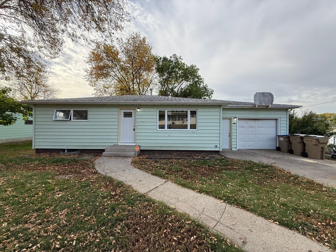 Foto principal - 3 Bedroom Home