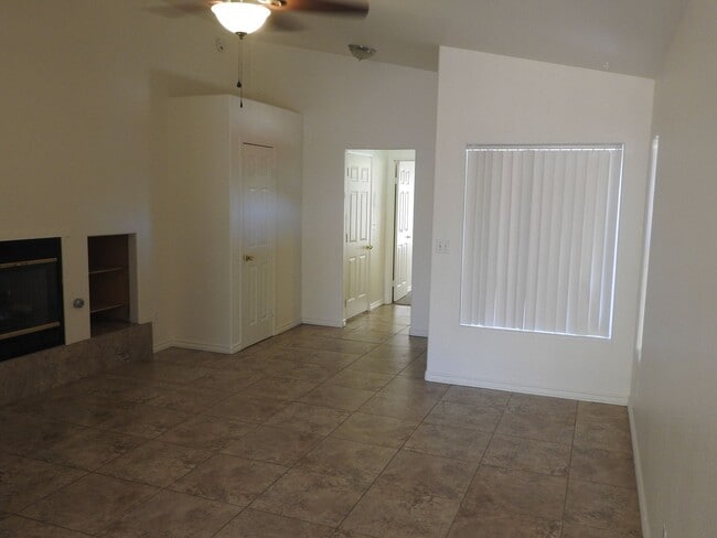 Foto del edificio - Centrally Located