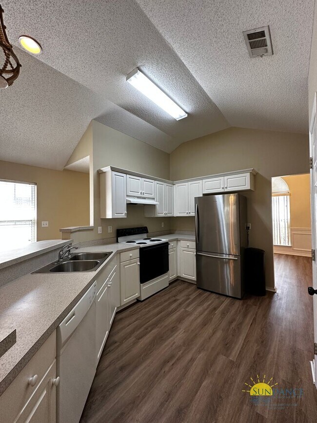 Building Photo - 3 Bedroom Home in Hunter's Run Subdivision