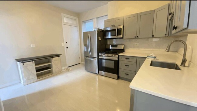 Building Photo - 2 bedroom in Chicago IL 60647