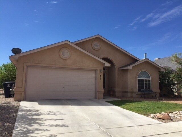 Primary Photo - 3 Bedroom, 2 Bathroom Home near Unser & La...