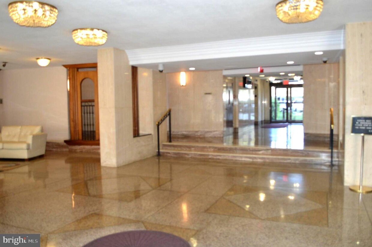 Primary Photo - 1121 University Blvd W
