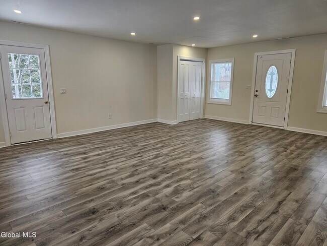 Foto del edificio - 489 Grooms Rd