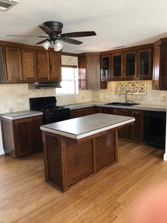 Building Photo - 3 Bedroom/2Bath Home Located In The Heart ...