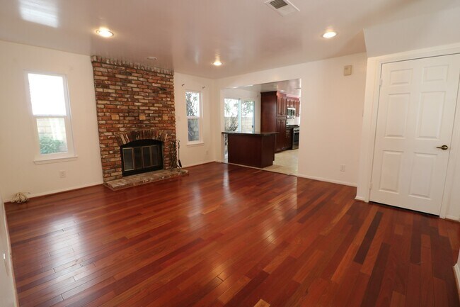 Building Photo - Welcome Home to Porter Ranch!!