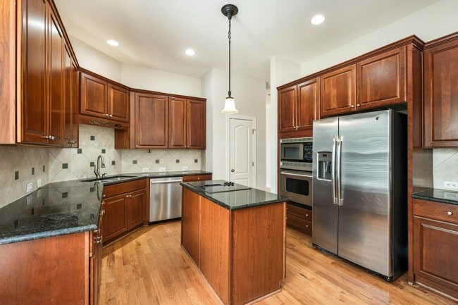 Foto del edificio - Beautiful and Spacious 5 Bed, 4 Bath Durha...