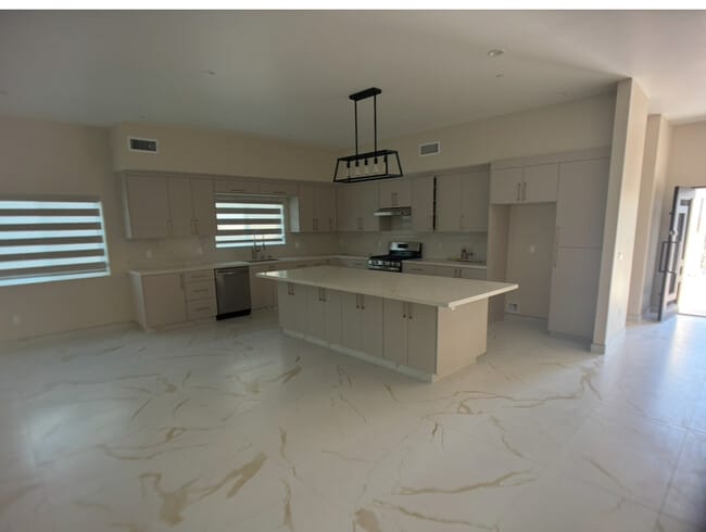 Foto del edificio - 8703 Cranford Ave