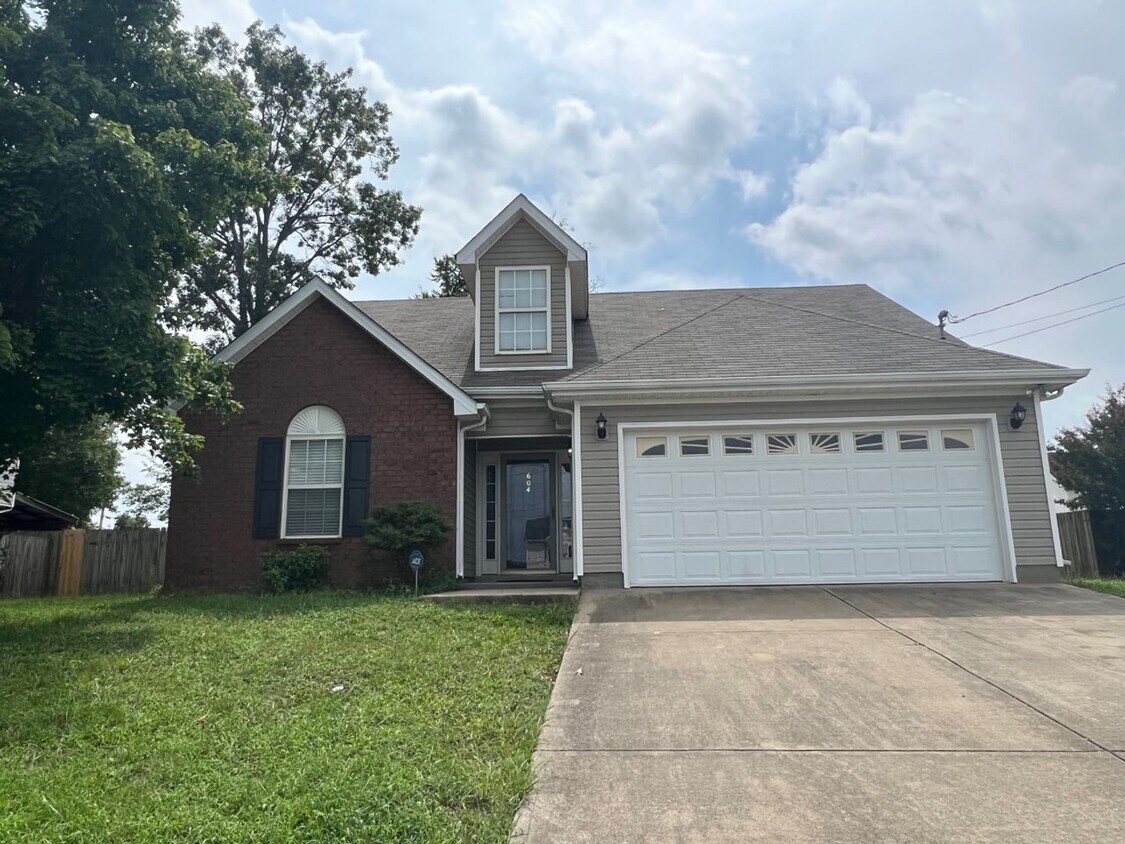 Primary Photo - Beautiful 3 BR 2 Bath Home - Conveniently ...