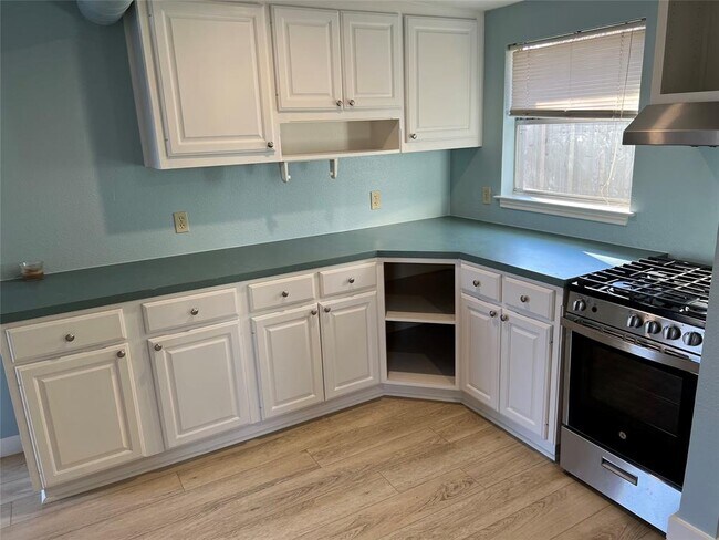 Building Photo - 402 Corral Ln