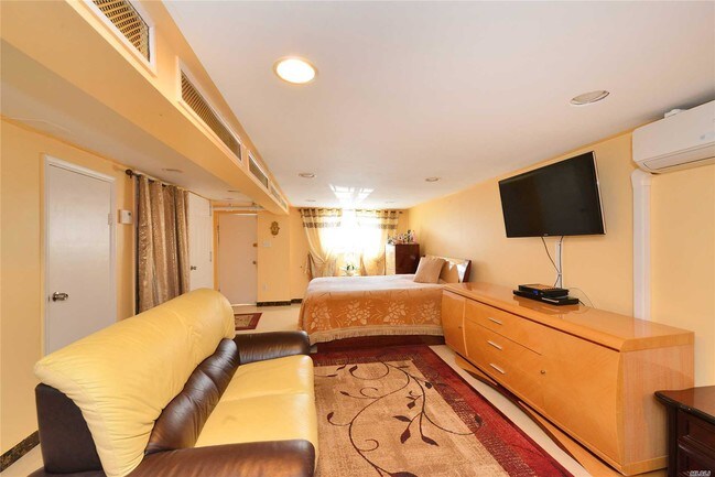 Building Photo - bedroom in Queens NY 11367