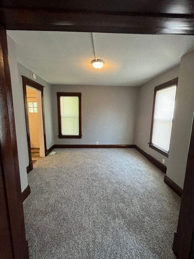 Building Photo - 1 1/2 story 2 Bedroom home!!