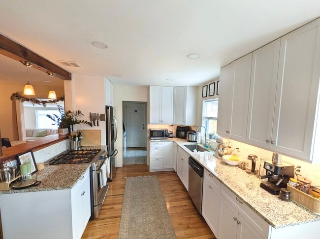 Building Photo - 850 S Osage St