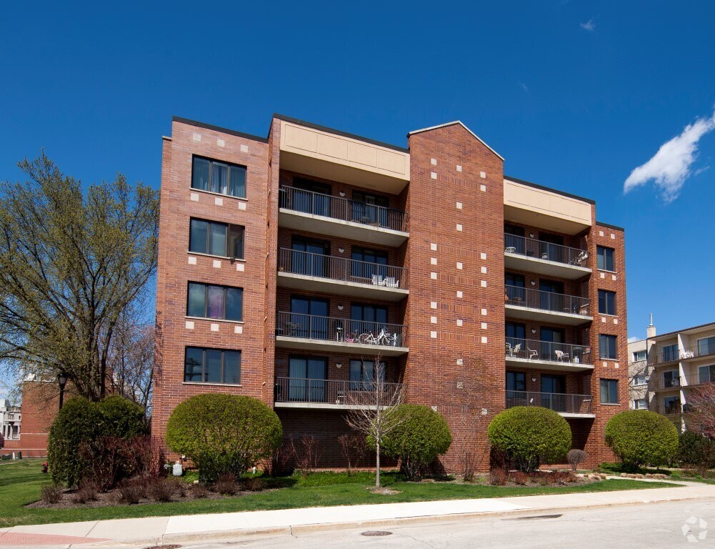 Capulina Ave Apartments in Morton Grove, IL