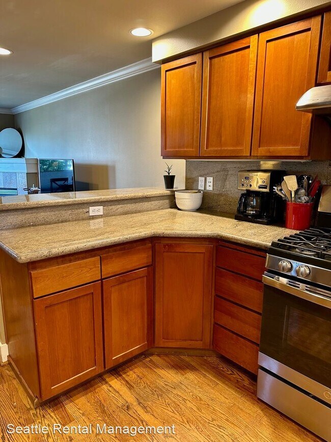 Building Photo - 3 br, 2.5 bath House - 928 10 Ave E Unit A