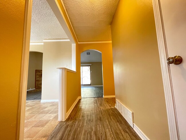 Building Photo - 3 Bedroom 2 Bath and 2 Car Garage