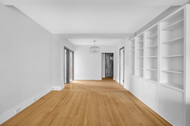 Building Photo - 240 E 79th St