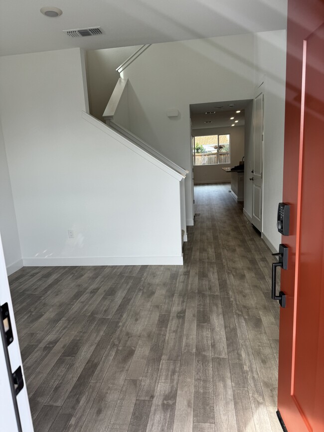 Building Photo - 457 Avendale Dr