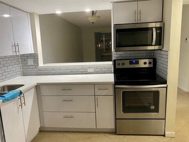 Building Photo - 1591 NE Miami Gardens Dr