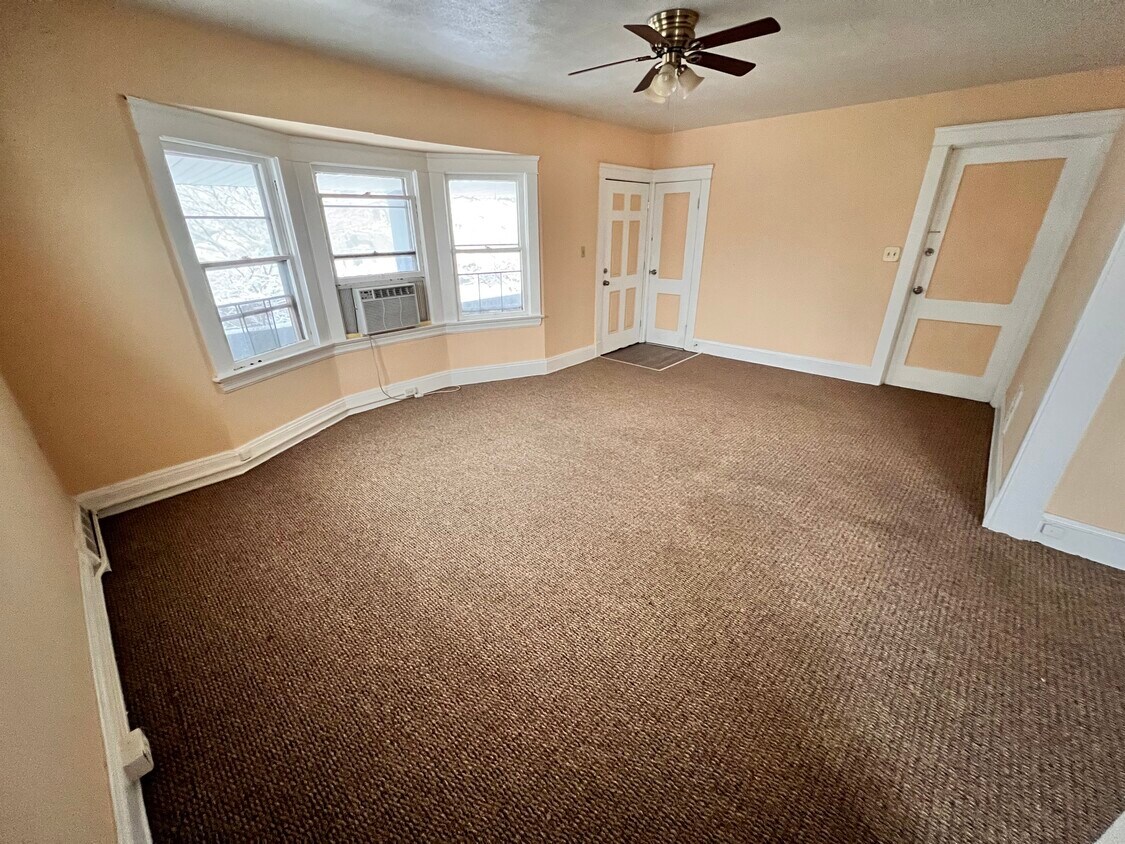 Primary Photo - 8302 Vineyard Ave