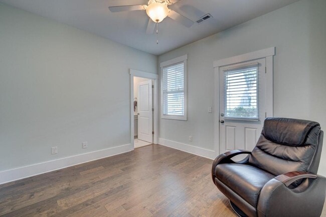 Building Photo - 1817 Bungalow Row