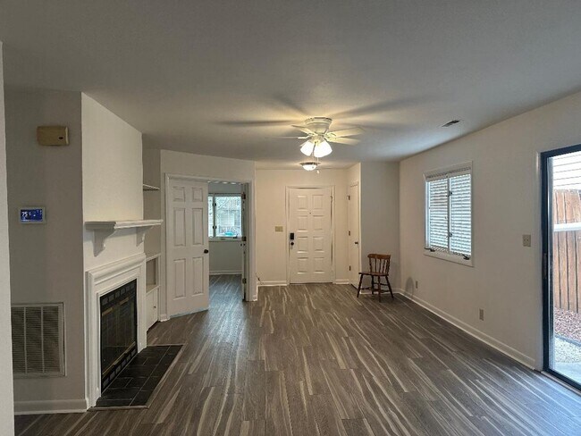 Building Photo - Beautiful Roanoke Townhouse/Condo
