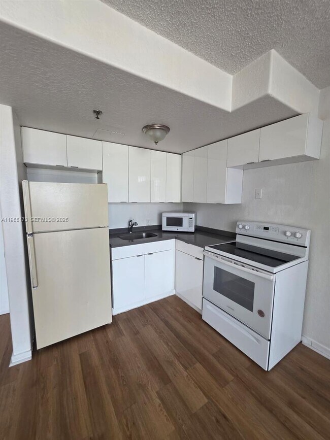 Foto del edificio - 16450 NW 2nd Ave