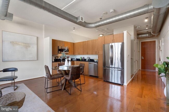 Foto del edificio - Incredible 11th Floor 2BR/2BA Condo (including reserved garage parking) in Vibrant Mount Vernon T...