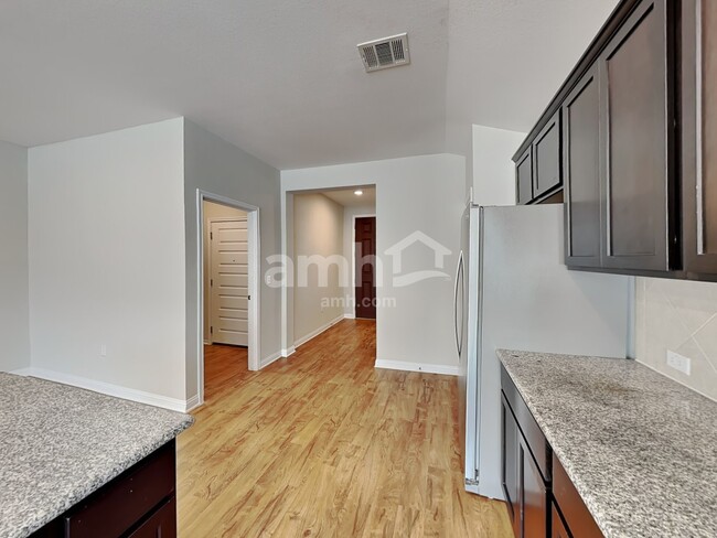 Foto del edificio - 8011 Dampton Ln