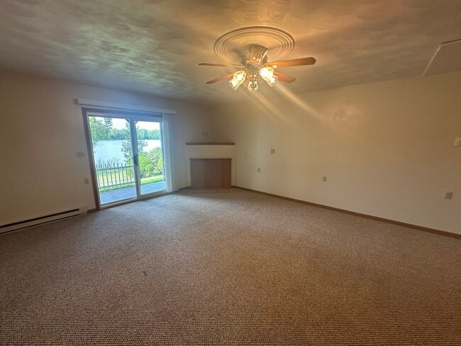 Building Photo - 1002 Lakeshore Dr