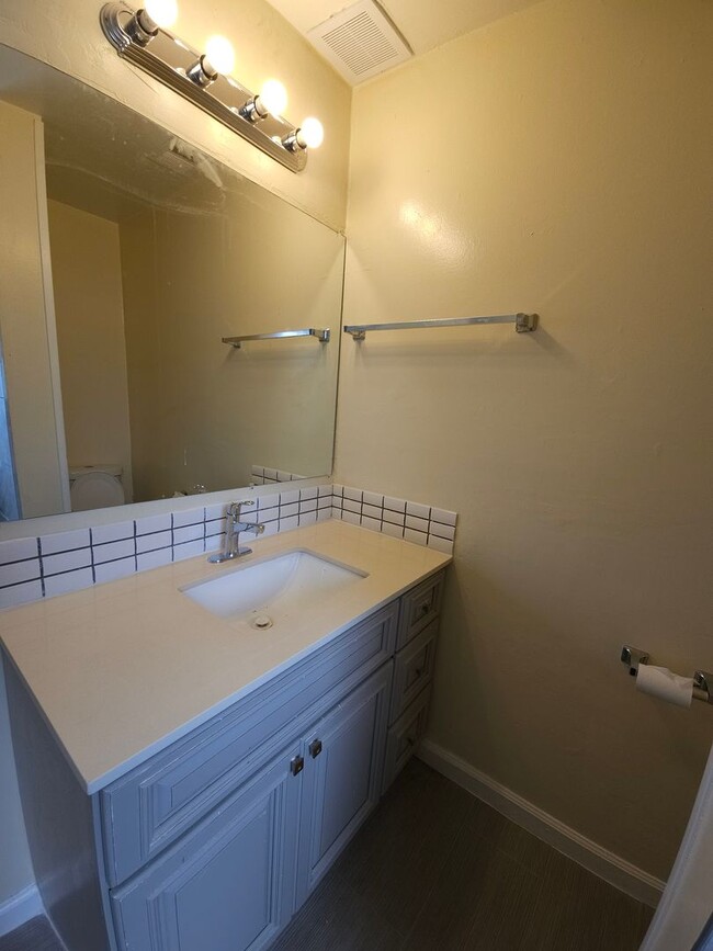 Foto del edificio - Large 5 bedroom 2 bath Split Level House w...