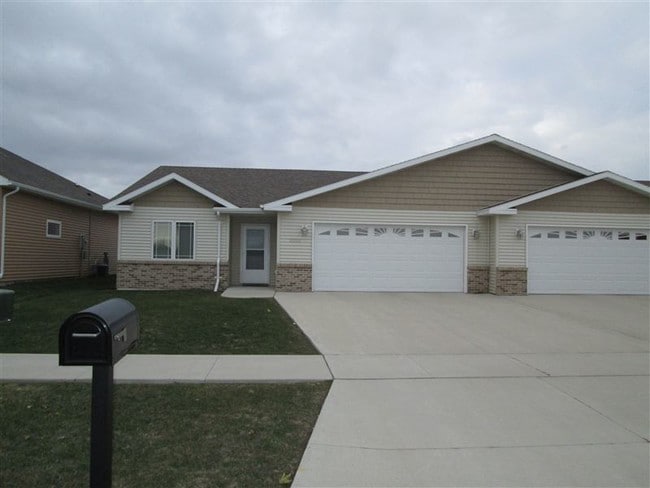 Building Photo - 2 br, 2 bath Townhome - 2222 PEMBROOKE DRIVE