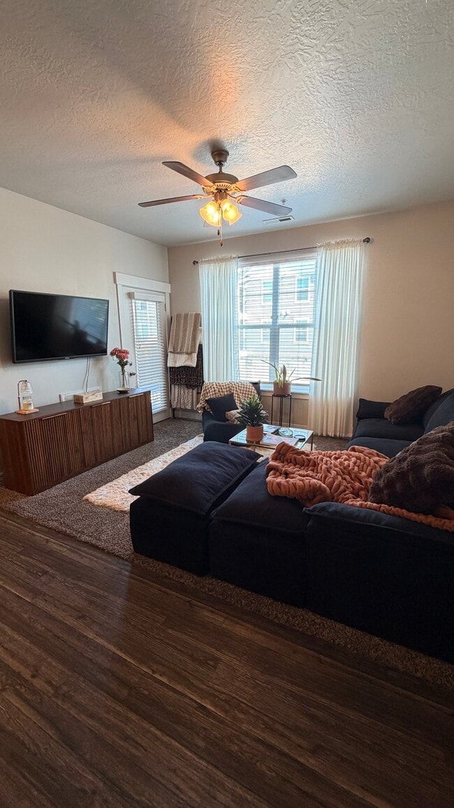 Foto del edificio - 85 W Silver Springs Dr