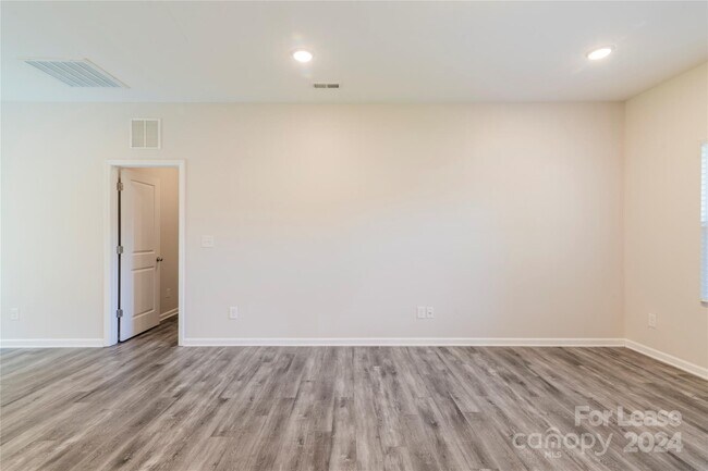 Building Photo - 2021 Gilbert St